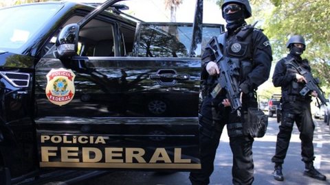 Agentes federais atuam em operação que desarticula esquema milionário de lavagem de dinheiro. - Imagem: Reprodução/Agência Brasil.