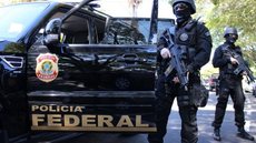 Agentes federais atuam em operação que desarticula esquema milionário de lavagem de dinheiro. - Imagem: Reprodução/Agência Brasil.