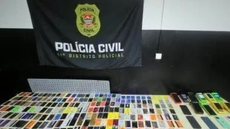 Operação ocorreu em bloco da capital e apreendeu cartões, celulares e máquinas. - Imagem: Divulgação/Polícia Civil.