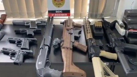 Operação Policial encontra armamento pesado em empresa na zona sul de SP - Imagem: Reprodução / SBT News