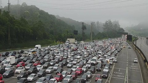 Com a expectativa de 20 milhões de veículos em circulação, a PRF e concessionárias implementam esquemas especiais para garantir a fluidez do tráfego - Imagem: Reprodução/Redes Sociais