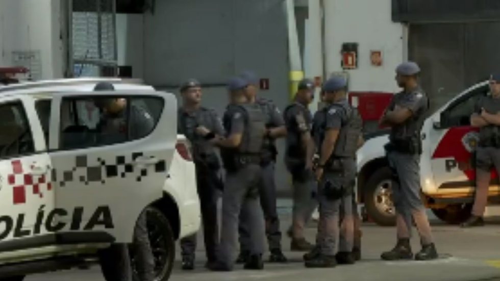 Acumulando 43 mortos, o governador Tarcísio de Freitas deu ordem para que a Operação Verão seguisse em vigor - Imagem: Reprodução/TV Globo News