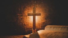 Os Novos Vendilhões do Templo: a fé sequestrada pelo marketing espiritual - Imagem: Reprodução / Freepik