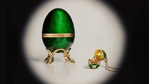 O ovo Fabergé, avaliado em US$ 20 mil, pertence a uma edição especial inspirada no filme '007 contra Octopussy' - Imagem: Reprodução/Redes Sociais