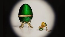 O ovo Fabergé, avaliado em US$ 20 mil, pertence a uma edição especial inspirada no filme '007 contra Octopussy' - Imagem: Reprodução/Redes Sociais