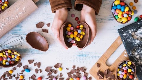 Apenas 10% dos consumidores decidiram dar ovos de chocolate para outras pessoas nos últimos dois anos. Esse número é baixo e ainda tende a diminuir com o aumento dos preços, que já são absurdos. - Imagem: reprodução/Freepik