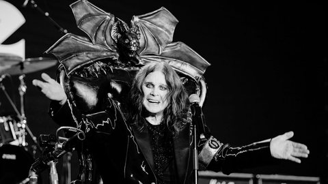 Considerado o pai do heavy metal, Ozzy Osbourne deixou um legado musical inigualável - Imagem: Reprodução / X / @BlackSabbath