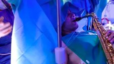 Vídeo emocionante mostra músico tocando saxofone durante cirurgia cerebral - Imagem: reprodução Hospital Internacional Paideia
