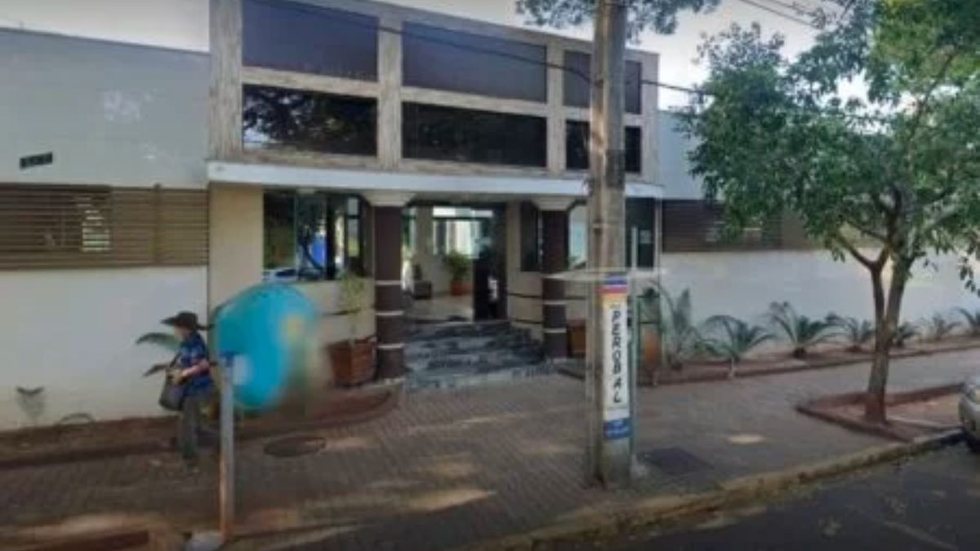 Pacientes psiquiátricos rendem funcionários com caco de vidro e fogem de hospital - Imagem: reprodução Google Street View