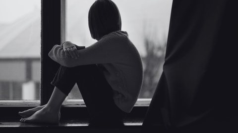 Além dos abusos sexuais, a jovem enfrentou ameaças de morte e agressões físicas - Imagem: Reprodução / Freepik
