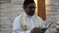 Autoridades prenderam dois homens e apreenderam três adolescentes envolvidos no assassinatoO pároco foi velado neste domingo (16), sendo decretado luto até a próxima sexta-feira (21), quando ocorrerá a missa de 7º dia, presidida pelo Bispo Diocesano, Dom H - Imagem: Reprodução / Instagram / @pascomdouradina