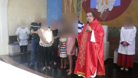 Durante o julgamento, o padre negou as acusações, alegando que suas ações eram apenas demonstrações de carinho - Imagem: Reprodução / Redes Sociais