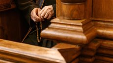 Padre acusado teria denunciado ameaças por e-mail. Em reunião, adolescente envolve reclamação sobre administração da igreja - Imagem: Reprodução / Freepik
