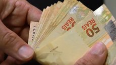 Trabalhadores da iniciativa privada e servidores públicos recebem conforme cronograma. - Imagem: Reprodução/Agência Brasil.