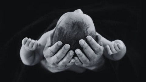 Pai é sentenciado a 26 anos de prisão após tentar matar filha de 4 meses - Imagem: Reprodução / Freepik