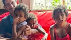 Emocionante! Pai que cuida sozinho de 4 filhas com deficiência ganha casa nova - Imagem: reprodução redes sociais