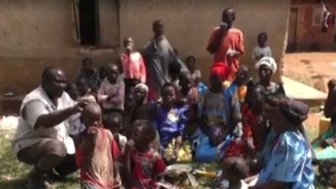 Na Uganda, Musa Hasahya é pai de 102 filhos depois de se unir com 12 mulheres. - Imagem: reprodução I G1