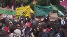 O protesto critica ações do governo israelense e pede o término das hostilidades, ecoando vozes de apoio mundial - Imagem: Reprodução / TV Globo