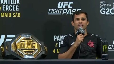Alexandre Pantoja em entrevista do UFC com a camisa do Flamengo - Foto: Reprodução/UFC