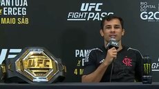Alexandre Pantoja em entrevista do UFC com a camisa do Flamengo - Foto: Reprodução/UFC