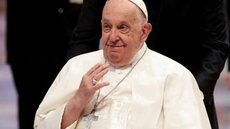 Após cinco semanas sem conduzir o Angelus, Papa Francisco fará sua primeira aparição pública, gerando grande expectativa entre os fiéis - Imagem: Reprodução / X / @randolfeap