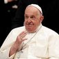 O pontífice deixou o Hospital Gemelli e voltou à Casa Santa Marta, onde viverá com cuidados de enfermagem 24 horas - Imagem: Reprodução / X / @randolfeap