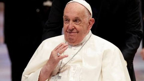 O pontífice deixou o Hospital Gemelli e voltou à Casa Santa Marta, onde viverá com cuidados de enfermagem 24 horas - Imagem: Reprodução / X / @randolfeap