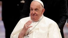 O pontífice deixou o Hospital Gemelli e voltou à Casa Santa Marta, onde viverá com cuidados de enfermagem 24 horas - Imagem: Reprodução / X / @randolfeap