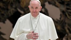 A morte do Papa Francisco encerra um pontificado transformador e marca uma nova era para a Igreja Católica, refletindo suas inovações e desafios. - Imagem: Divulgação / Vatican News