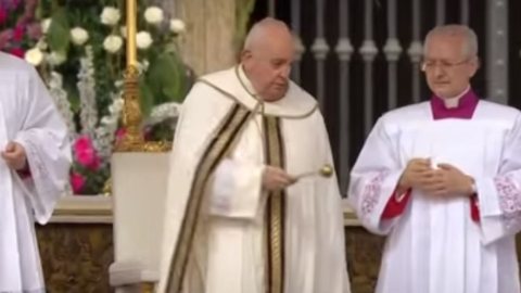 Papa Francisco presidiu a missa de Páscoa em meio a preocupações com sua saúde - Imagem: Reprodução/TV CNN Brasil