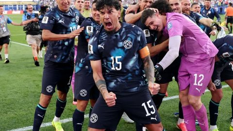 Seleção paraguaia comemora vitória sobre os alemães nos pênaltis - Imagem: Reprodução/FIFA via Getty Images