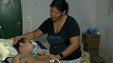 Richard Ribeiro vive acamado desde 2017 e recebe cuidados da mãe, Cláudia Ribeiro Santana - Imagem: reprodução/TV Globo