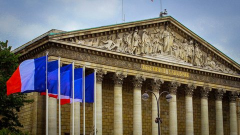 França será o primeiro país da União Europeia a restringir redes sociais para menores - Imagem: Reprodução/Freepik