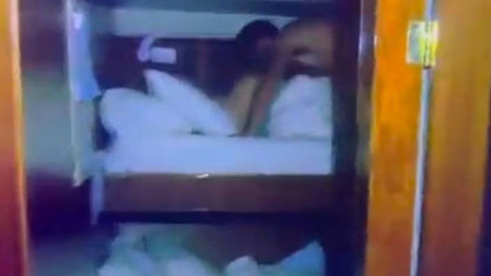 GATILHO: participante de reality tenta abusar de colega dormindo; veja vídeo - Imagem: reprodução Twitter