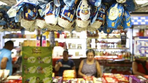 Fatores como aumento do salário mínimo e programas de transferência de renda sustentam a expectativa de vendas durante a Páscoa no Brasil - Imagem: Reprodução / Marcelo Camargo / Agência Brasil