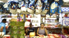 Fatores como aumento do salário mínimo e programas de transferência de renda sustentam a expectativa de vendas durante a Páscoa no Brasil - Imagem: Reprodução / Marcelo Camargo / Agência Brasil