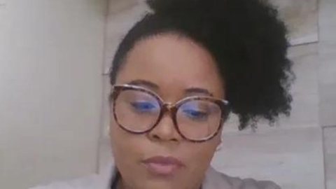 Professora negra expulsa de voo da Gol fala ao vivo sobre situação: "Bastante abalada" - Imagem: reprodução TV Globo