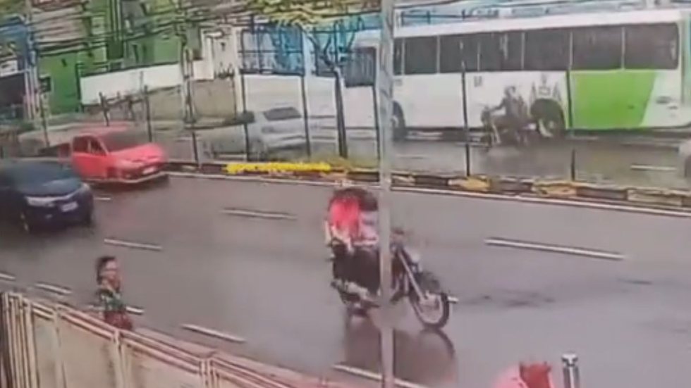 Uma câmera de segurança flagrou o momento em que um ônibus passa por cima de uma mulher após ela cair da moto. - Imagem: reprodução I Twitter @portaldoholanda