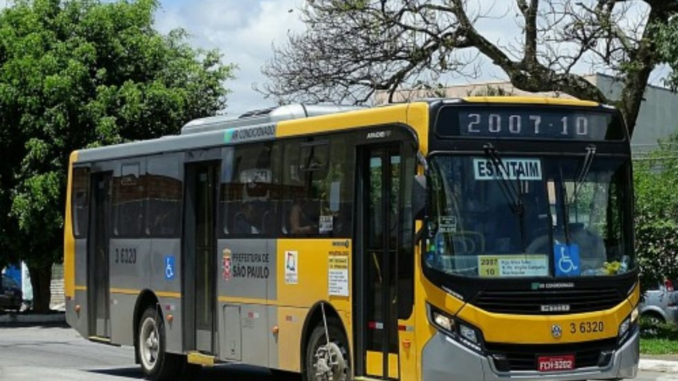 Passageiro mata motorista de ônibus com tiros na cabeça - Imagem: Reprodução / Rodrigo Rodrigues da Cunha / Ônibus Brasil