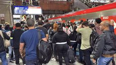 Técnicos da CPTM estão trabalhando para restabelecer a operação - Imagem: Reprodução / Hermínio Bernardo / TV Globo