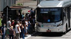 Passageiros enfrentam superlotação nos ônibus de SP - Imagem: Reprodução / Agência Brasil / Fernando Frazão