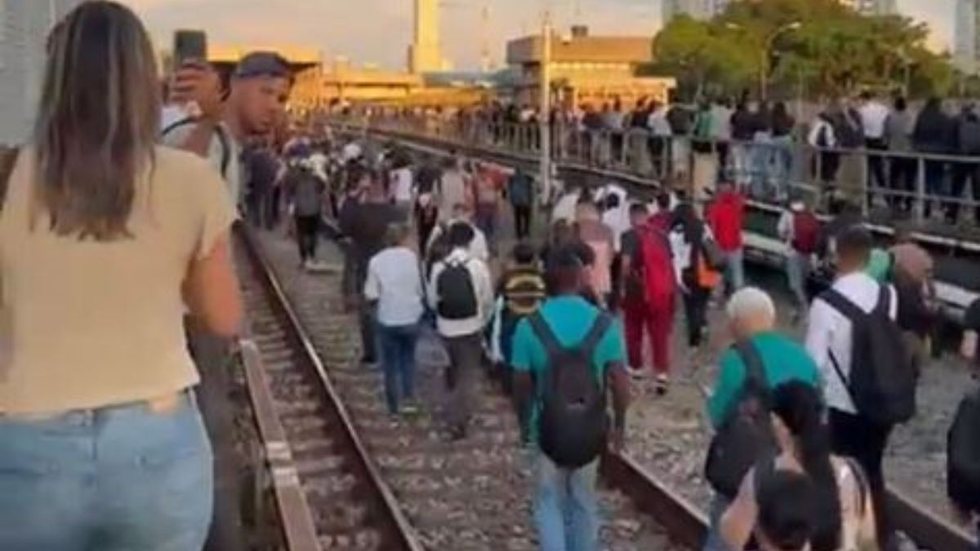 VÍDEO: passageiros andam nos trilhos após linha do metrô ser paralisada - Imagem: reprodução Twitter I @rafandreotti