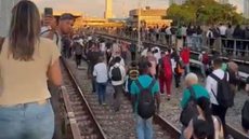 VÍDEO: passageiros andam nos trilhos após linha do metrô ser paralisada - Imagem: reprodução Twitter I @rafandreotti