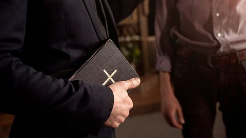 Pastor usava rituais para estuprar fiéis em igreja - Imagem: Reprodução / Freepik