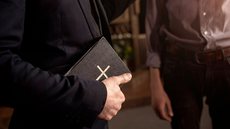 Pastor usava rituais para estuprar fiéis em igreja - Imagem: Reprodução / Freepik