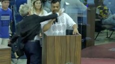 Pastor é agredido durante discurso - Imagem: reprodução Twitter