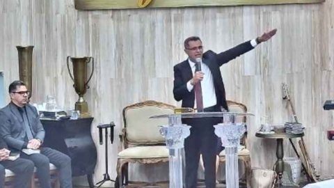 Pastor ameaçou fiéis que não se levantaram durante o culto - Imagem: reprodução Instagram