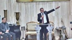 Pastor ameaçou fiéis que não se levantaram durante o culto - Imagem: reprodução Instagram