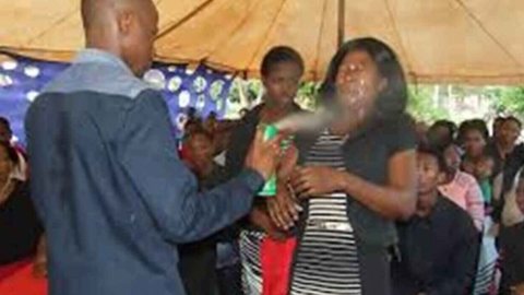 Pastor taca fogo em mulher durante ritual e deixa fiéis chocados - Imagem: reprodução Fuxico Gospel