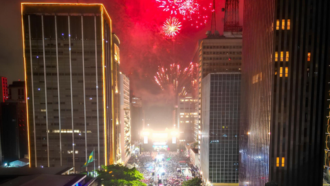 Palco montado na Avenida Paulista recebe 14 horas de shows e queima de fogos silenciosos - Imagem: Prefeitura de São Paulo